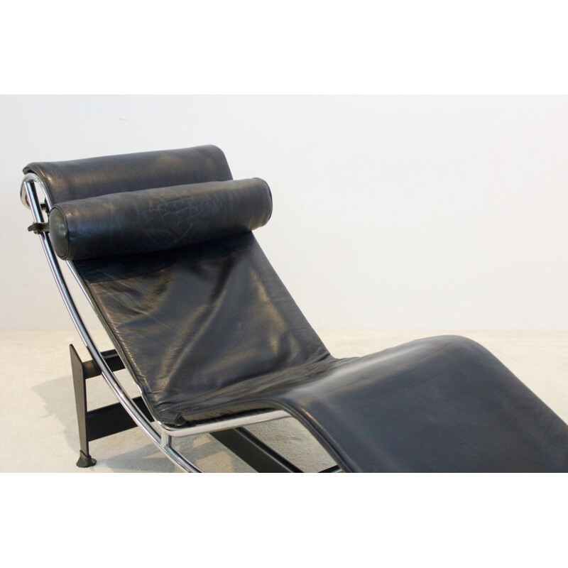 Longe chair Le Corbusier LC4 for Cassina in Black Leather, by Pierre Jeanneret & Charlotte Perriand