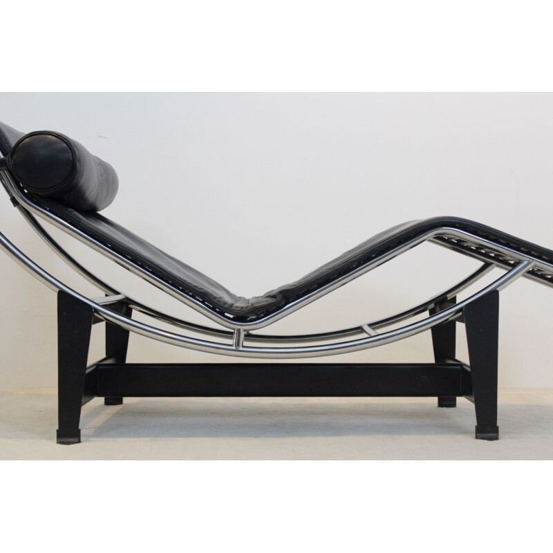 Chaise longue Le Corbusier LC4 pour Cassina en cuir noir, par Pierre Jeanneret & Charlotte Perriand