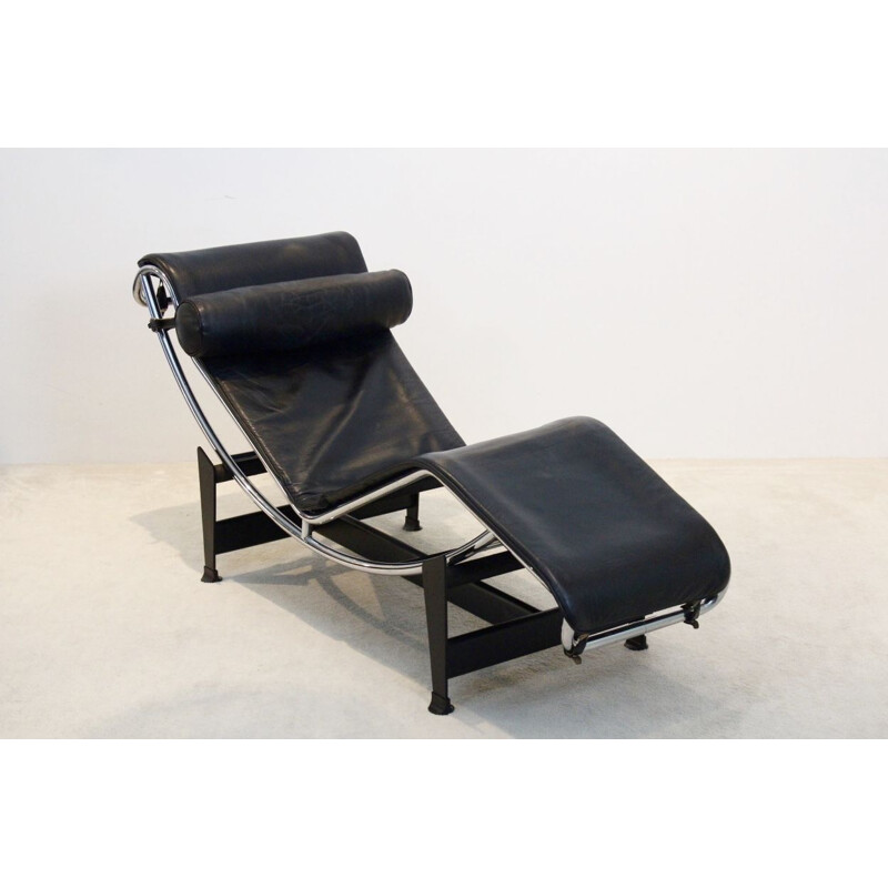 Longe chair Le Corbusier LC4 for Cassina in Black Leather, by Pierre Jeanneret & Charlotte Perriand