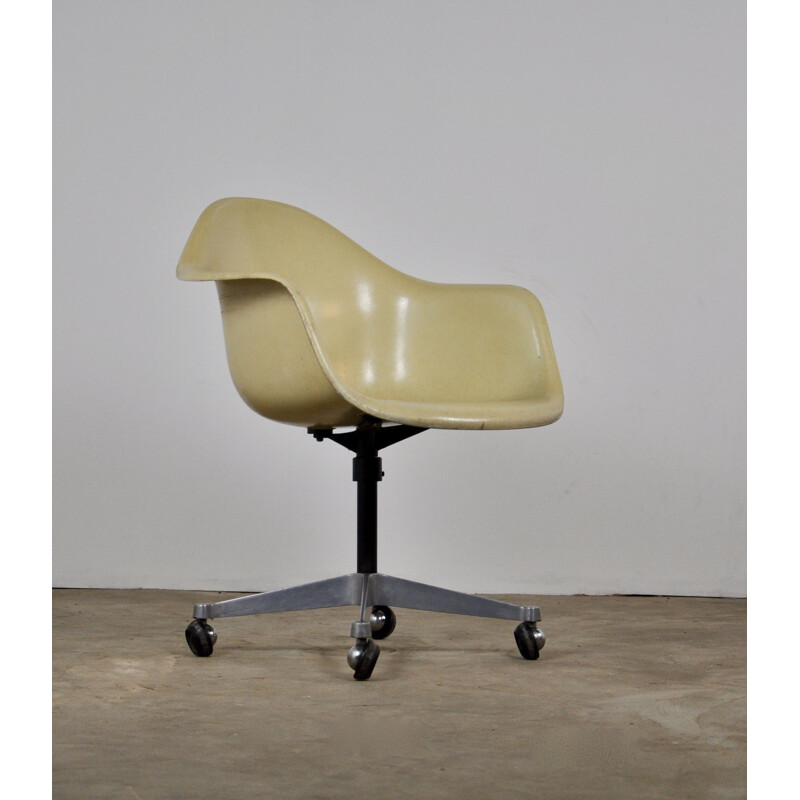 Vintage armchair for Herman Miller in white fiberglass and metal 1960