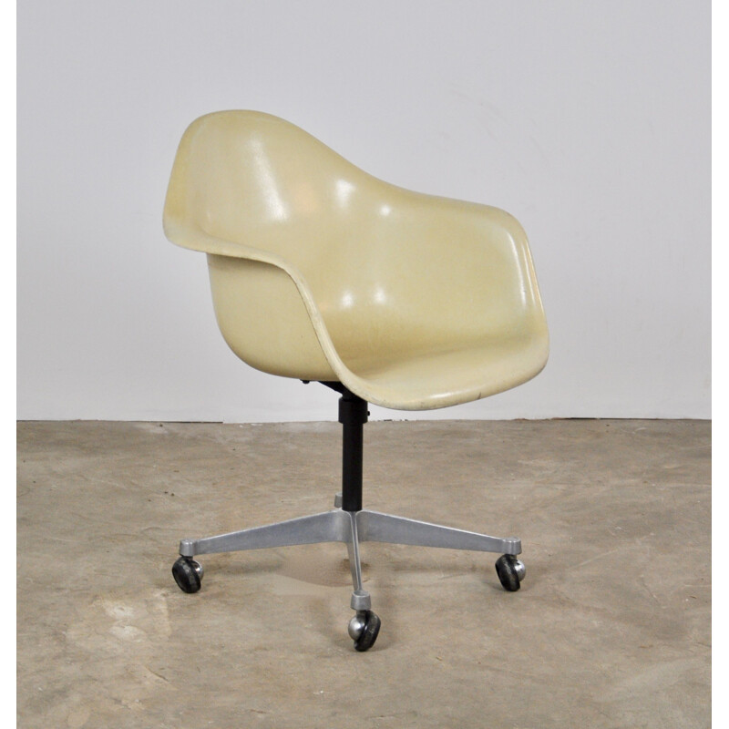 Vintage armchair for Herman Miller in white fiberglass and metal 1960