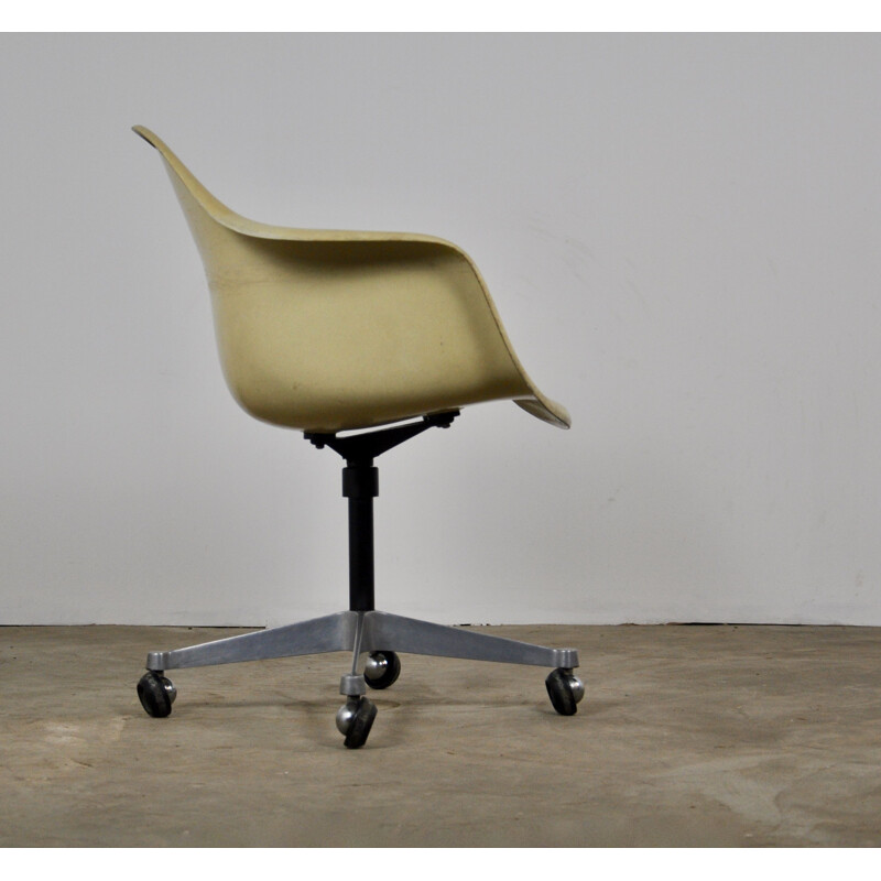 Vintage armchair for Herman Miller in white fiberglass and metal 1960