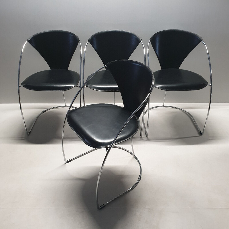 Suite de 4 chaises noires chromées par Arrben