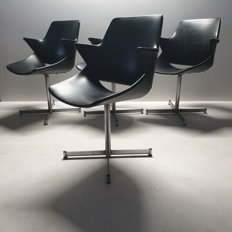 Suite de 4 chaises noires en skaï par Geoffrey Harcourt pour Artifort