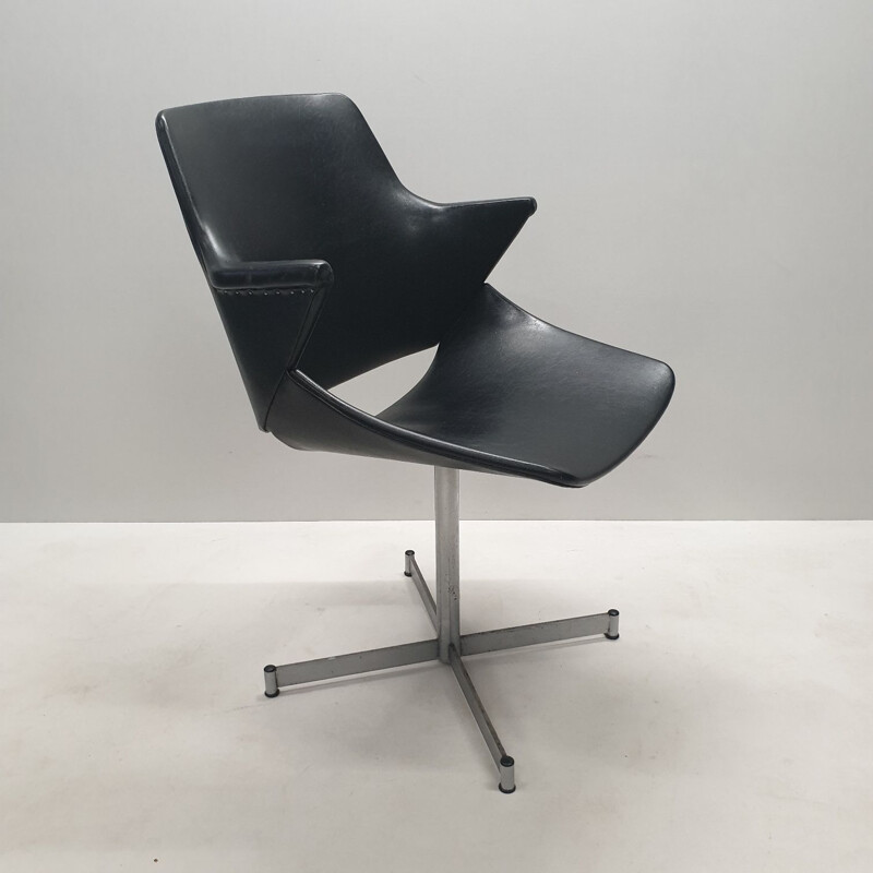 Suite de 4 chaises noires en skaï par Geoffrey Harcourt pour Artifort