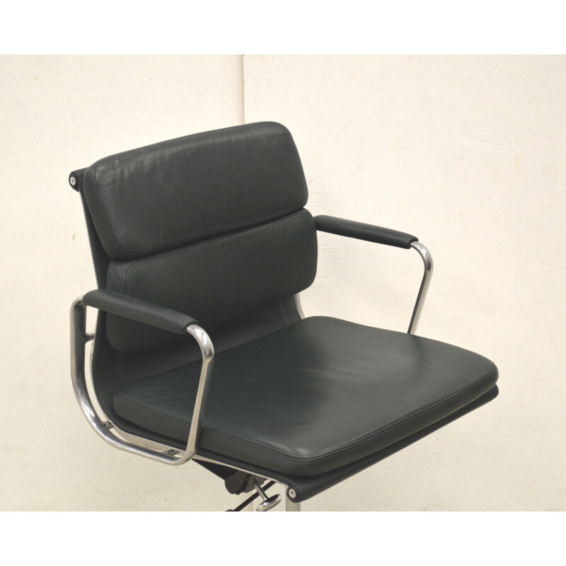 Chaise de bureau vintage modèle EA217 Soft Pad par Charles Eames 