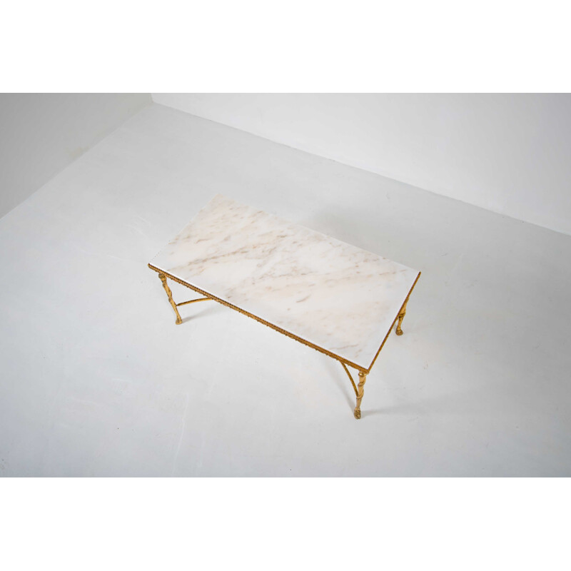 Table basse dorée en marbre par la Maison Bagues