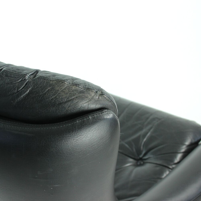 Swiveling armchair in black leather by Peem