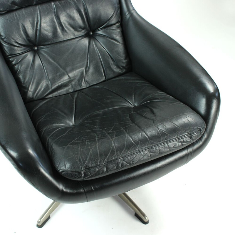 Swiveling armchair in black leather by Peem