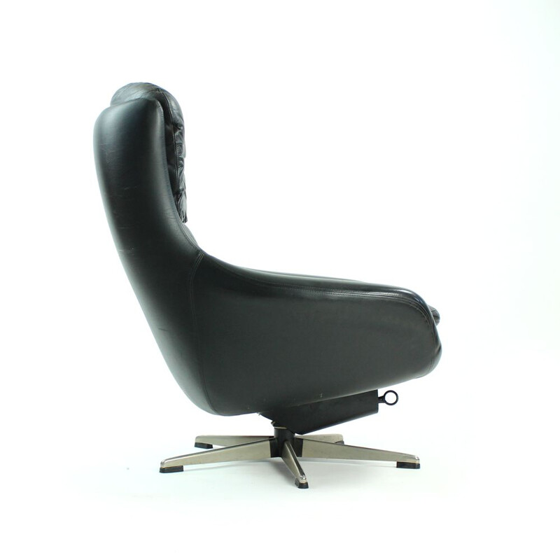 Swiveling armchair in black leather by Peem