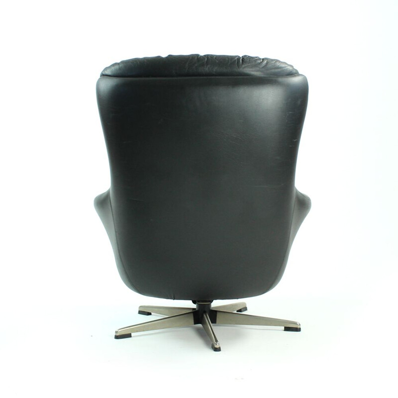 Swiveling armchair in black leather by Peem