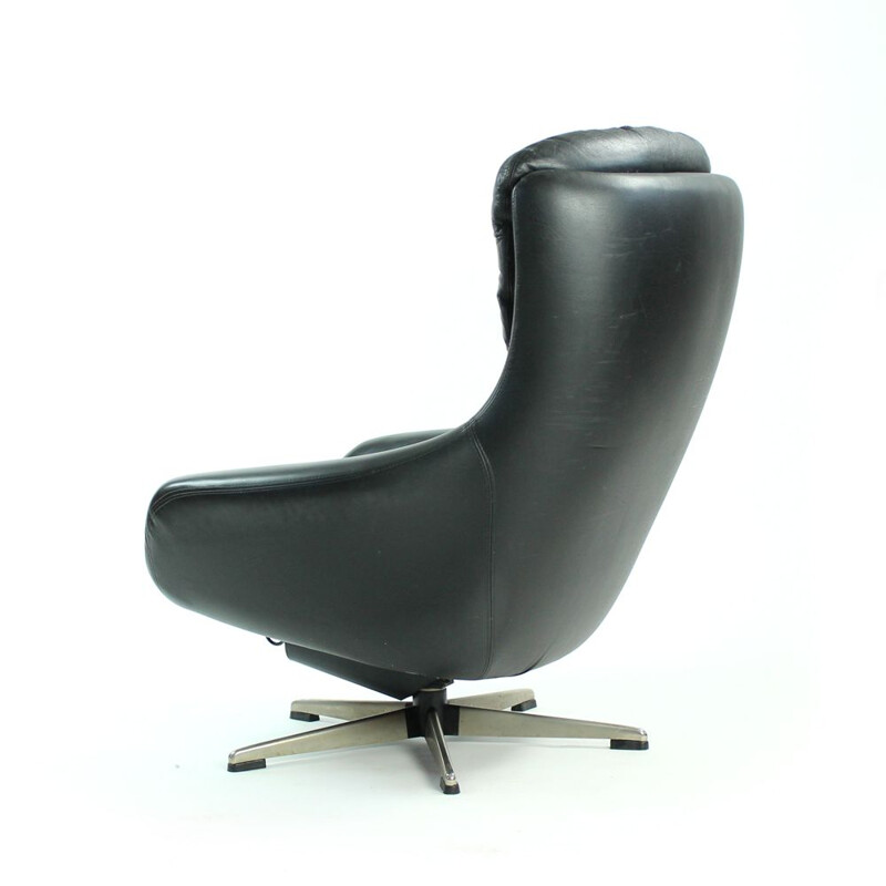 Swiveling armchair in black leather by Peem