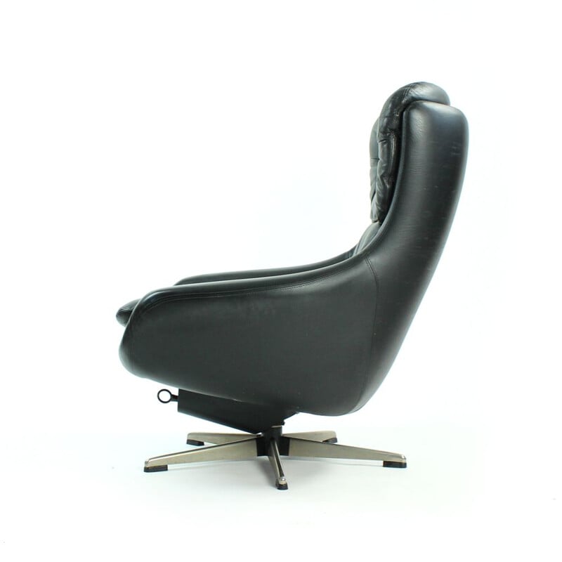 Swiveling armchair in black leather by Peem