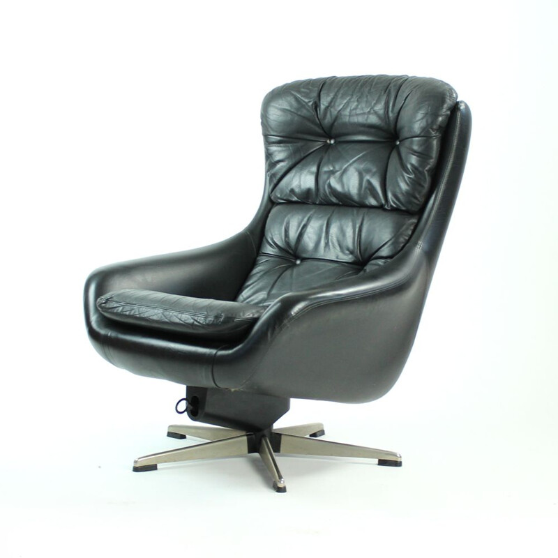 Swiveling armchair in black leather by Peem