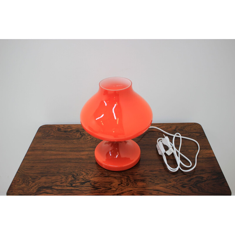 Lampe de table vintage verre opaline rouge par Stefan Tabery,1970 