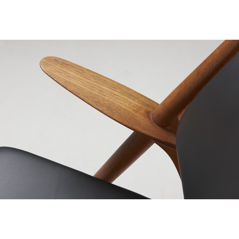 CH-28 chair in oakwood by Hans J. Wegner