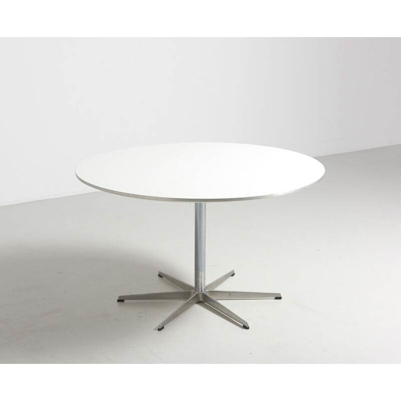 Table A825 blanche par Arne Jacobsen