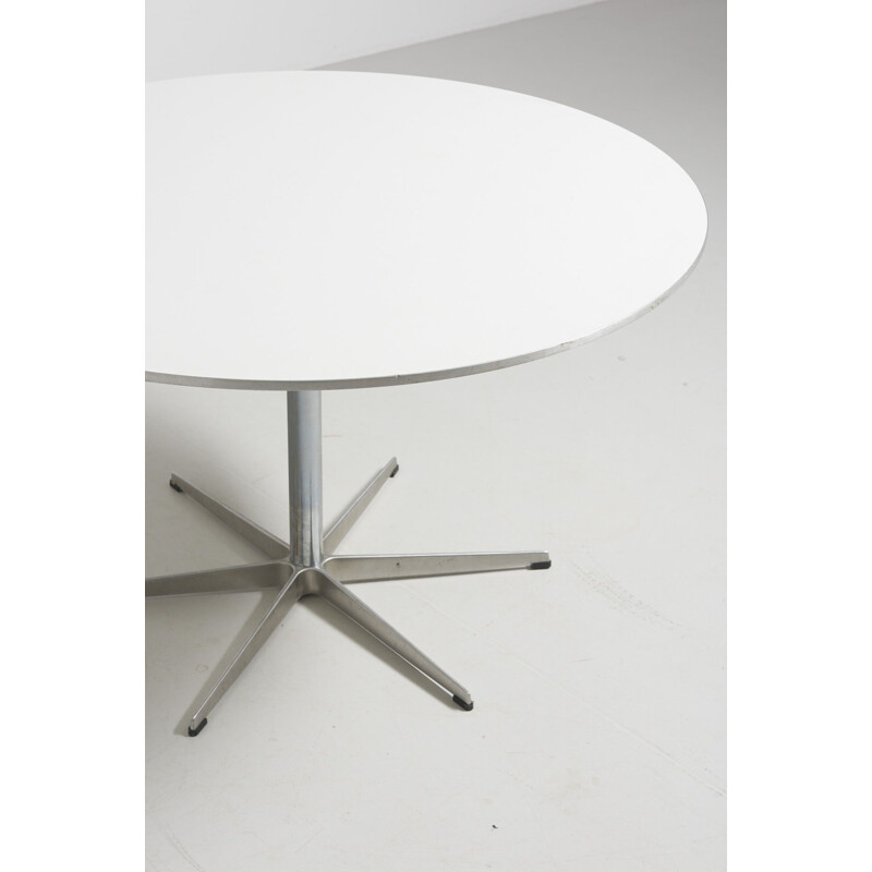 Table A825 blanche par Arne Jacobsen