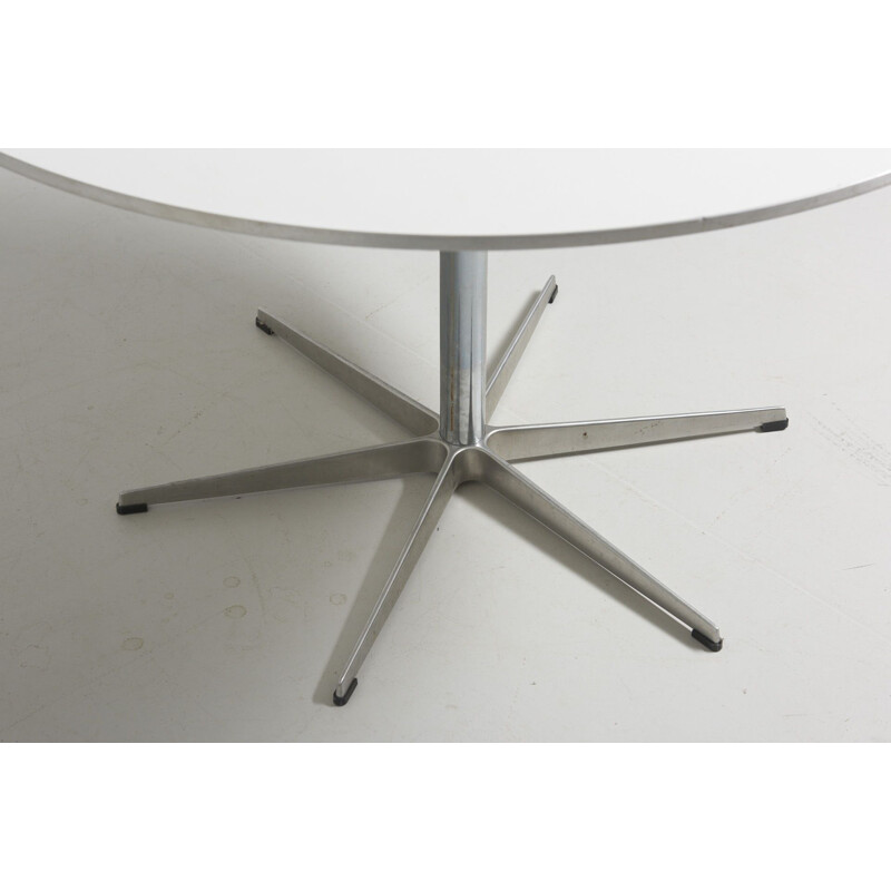 Table A825 blanche par Arne Jacobsen