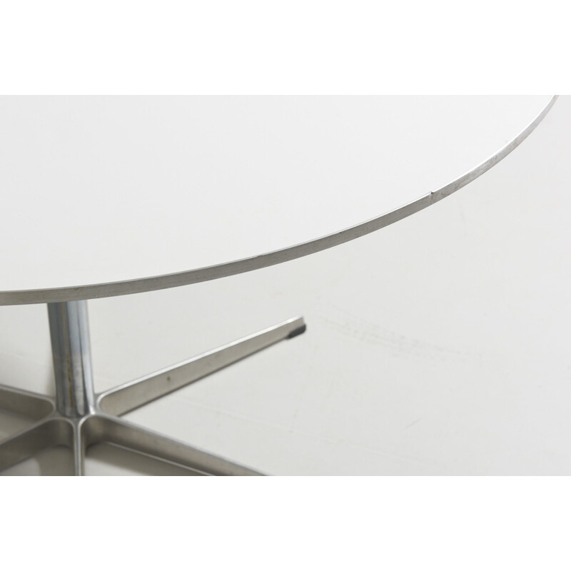 Table A825 blanche par Arne Jacobsen