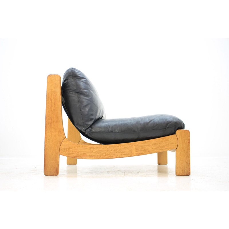 Paire de fauteuils vintage scandinaves en cuir noir et bois 1970