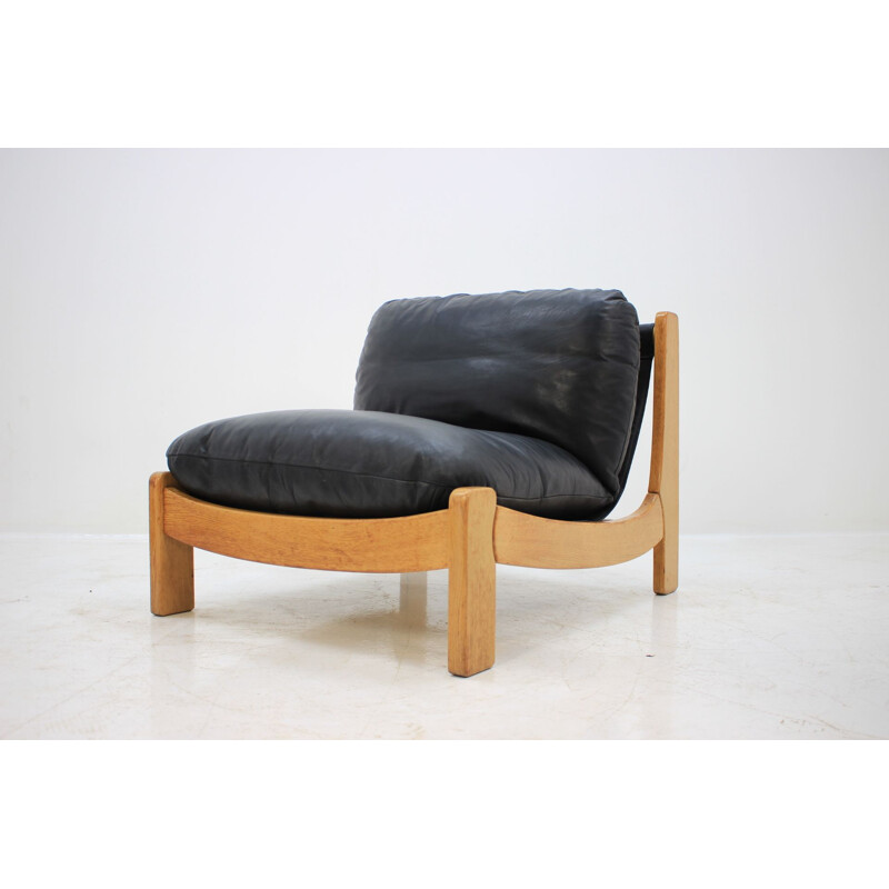Paire de fauteuils vintage scandinaves en cuir noir et bois 1970