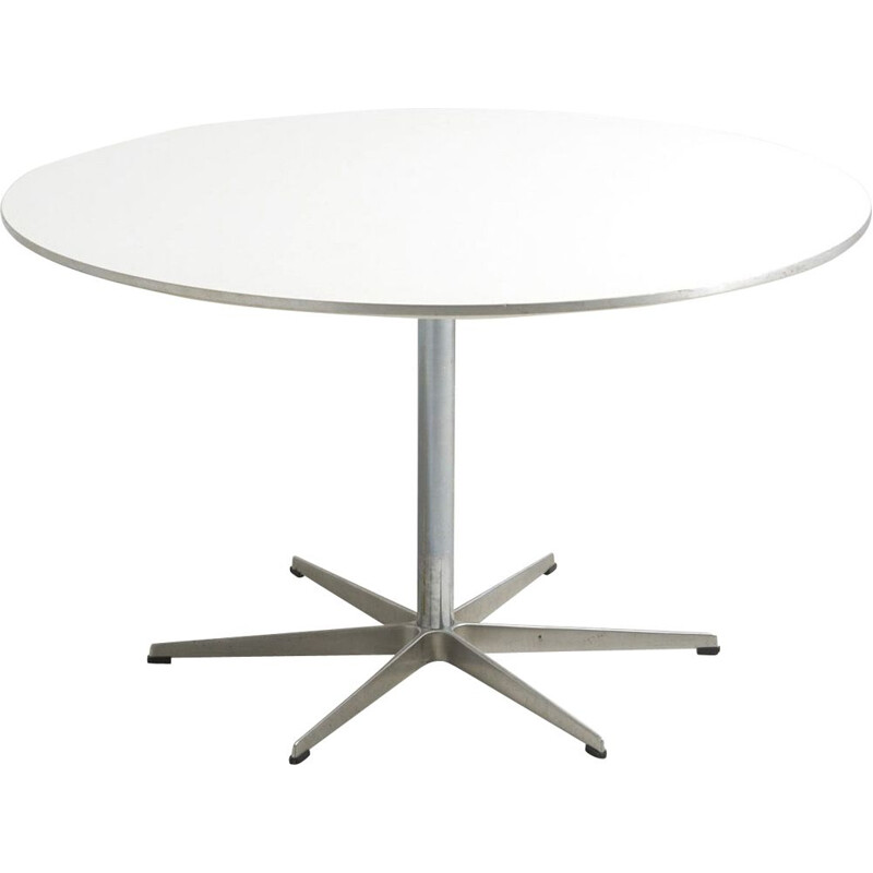 A825 dining table by Arne Jacobsen