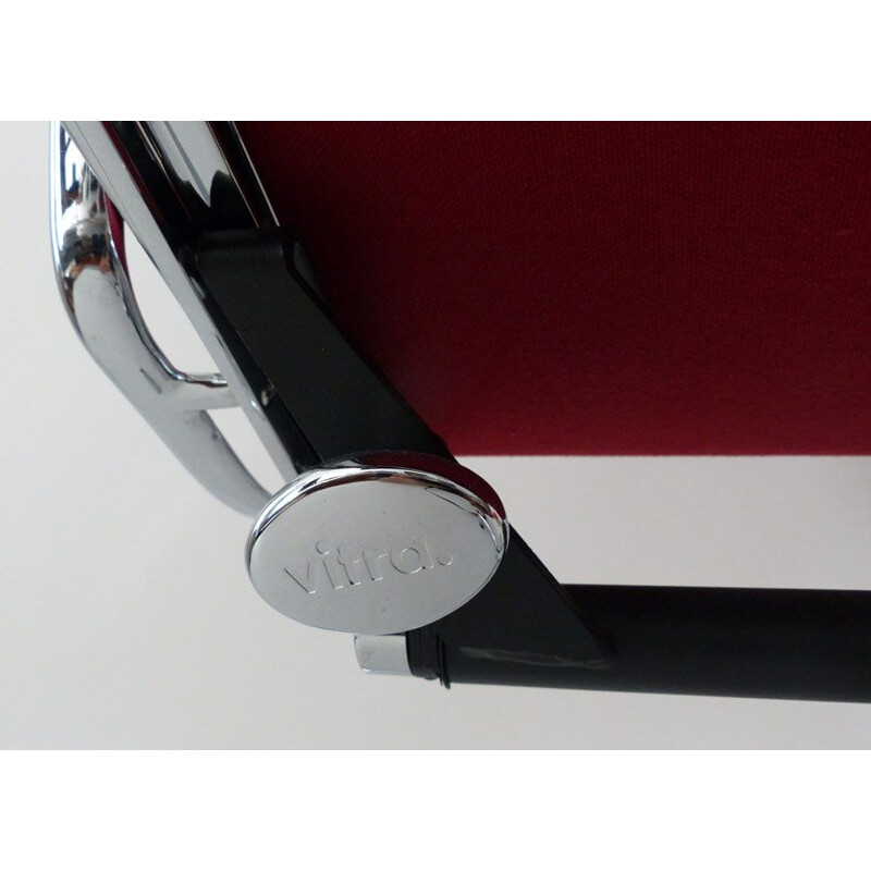 Fauteuil vintage Soft Pad de Eames pour Vitra en cuir rouge et aluminium