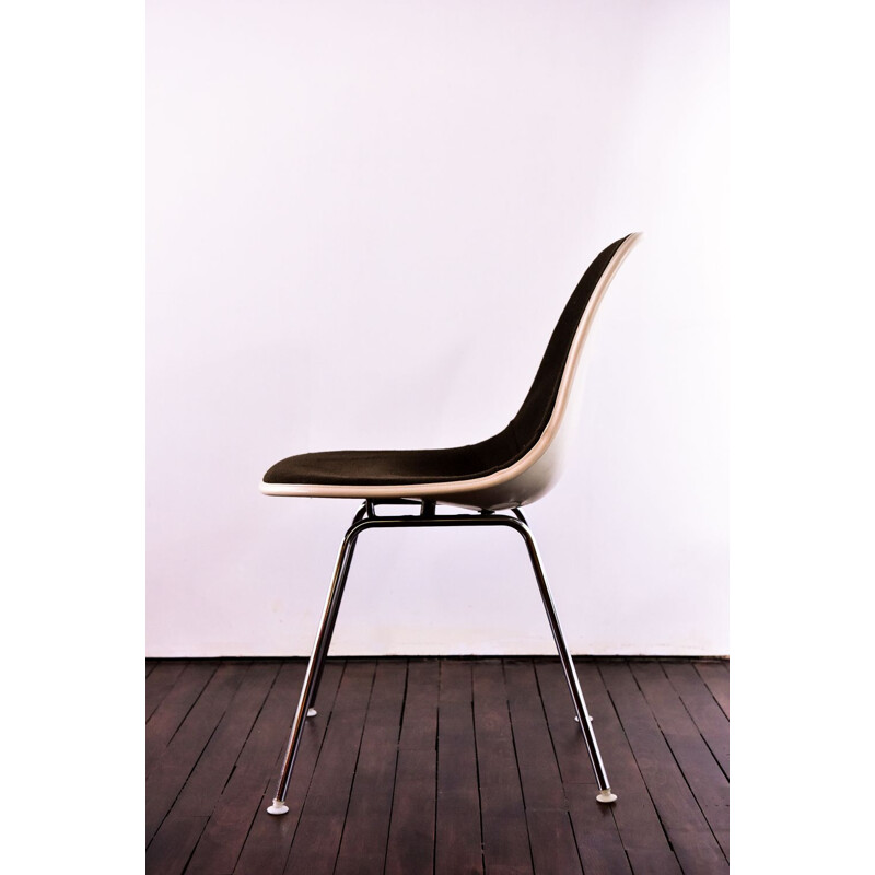 Vintage Eames dining chair in fiberglass par Charles & Ray Eames,1960