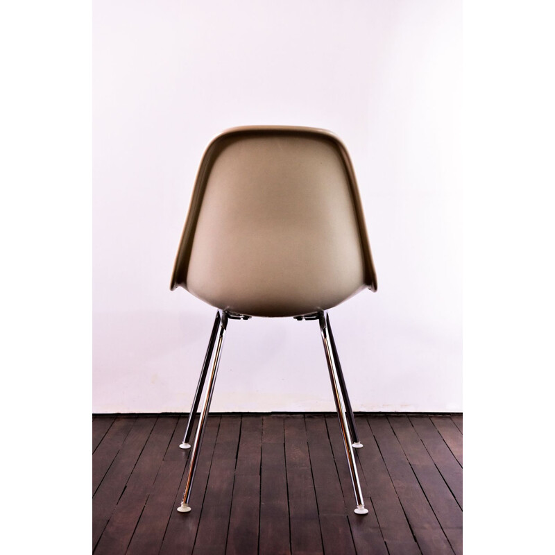 Vintage Eames dining chair in fiberglass par Charles & Ray Eames,1960