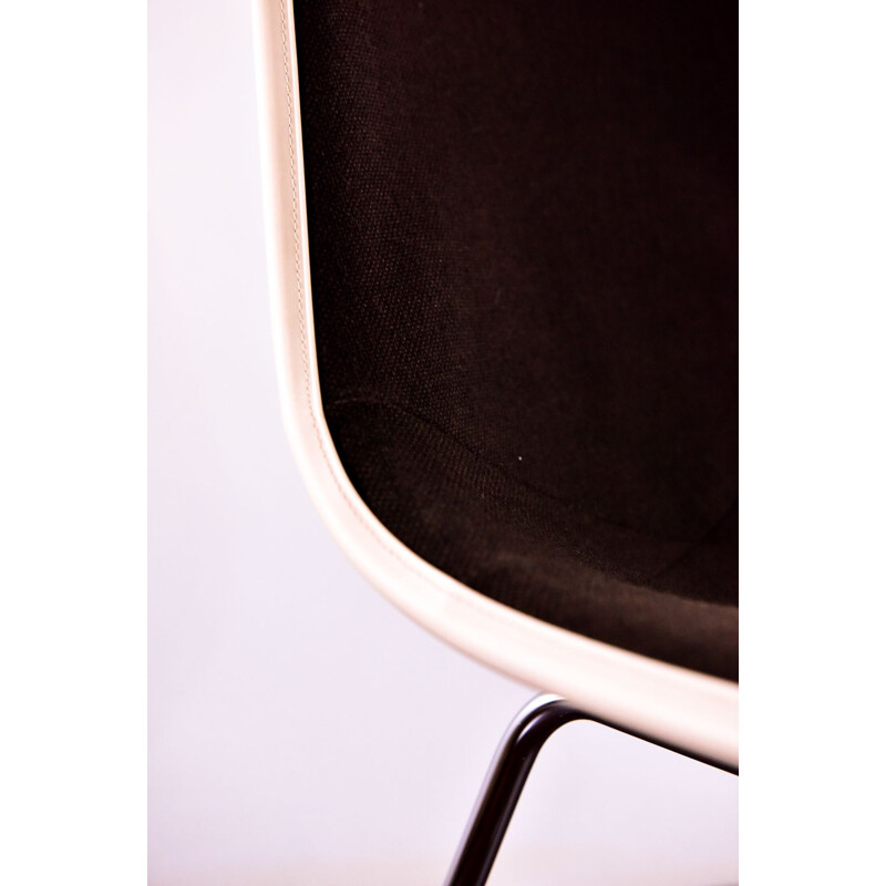 Vintage Eames dining chair in fiberglass par Charles & Ray Eames,1960