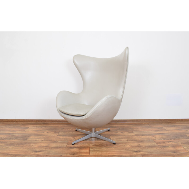 Vintage armchair Egg in Leather model 3316 by Arne Jacobsen for Fritz Hansen