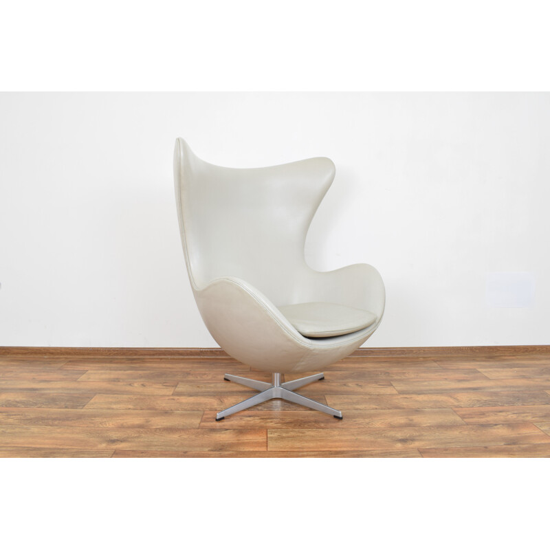 Vintage armchair Egg in Leather model 3316 by Arne Jacobsen for Fritz Hansen
