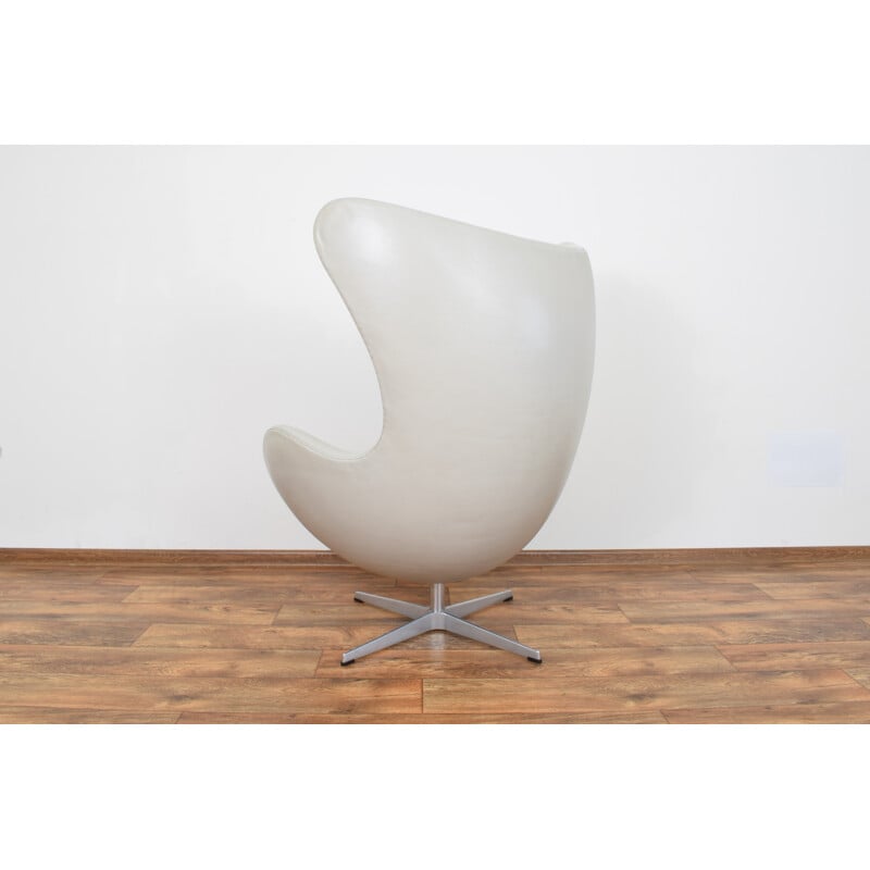 Vintage armchair Egg in Leather model 3316 by Arne Jacobsen for Fritz Hansen