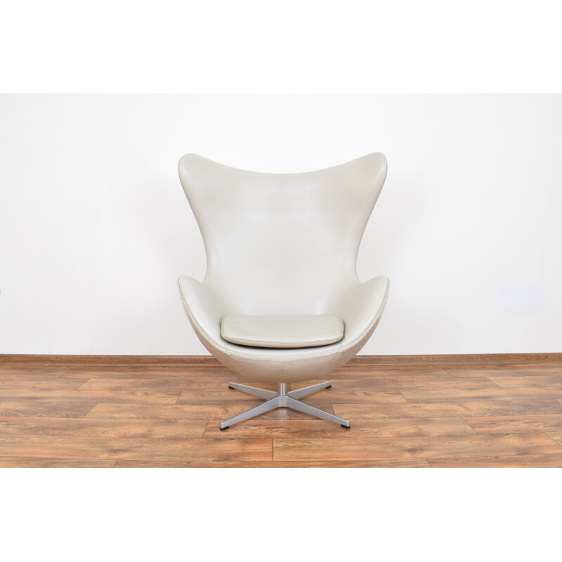Egg chair in leather by Arne Jacobsen for Fritz Hansen