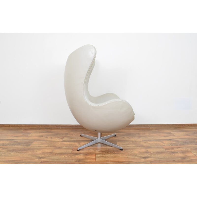 Egg chair in leather by Arne Jacobsen for Fritz Hansen