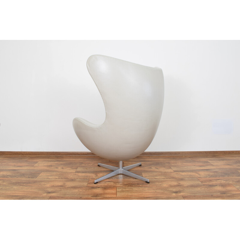 Egg chair in leather by Arne Jacobsen for Fritz Hansen