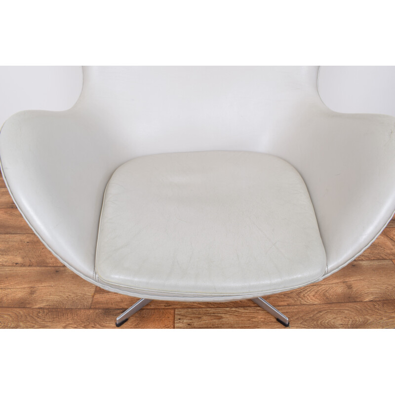 Egg chair in leather by Arne Jacobsen for Fritz Hansen