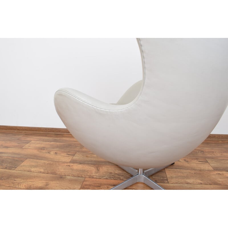 Egg chair in leather by Arne Jacobsen for Fritz Hansen