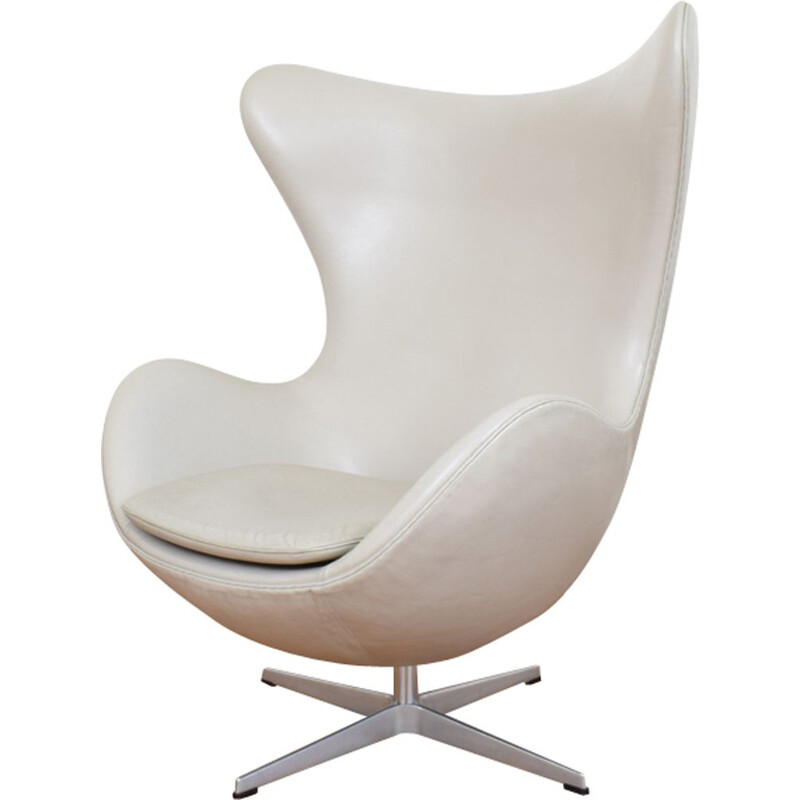 Vintage armchair Egg in Leather model 3316 by Arne Jacobsen for Fritz Hansen