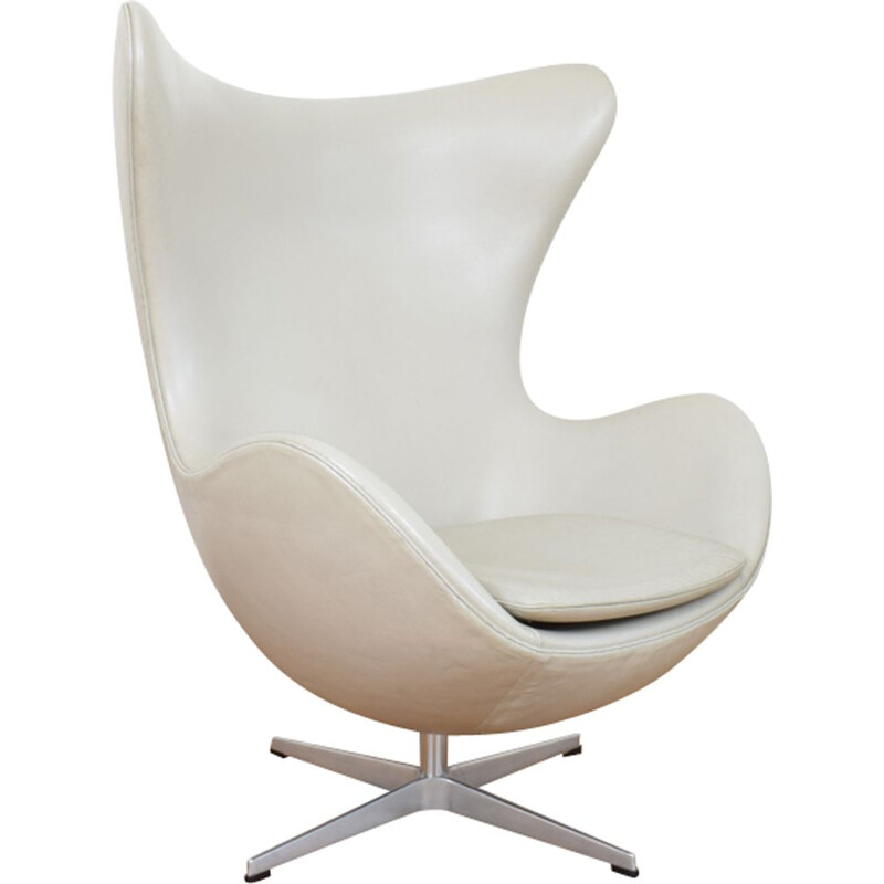 Egg chair in leather by Arne Jacobsen for Fritz Hansen