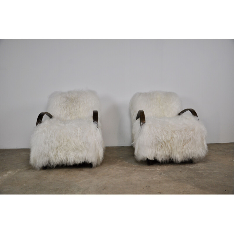 Paire de fauteuils en peau de mouton par Jindrich Halabala
