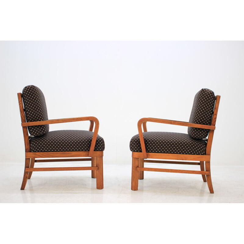 Pair of brown armchairs in oakwood