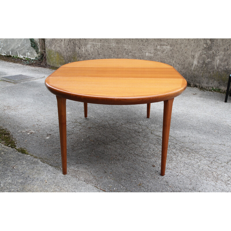 Extendable round table in teak by V.V. Mobler