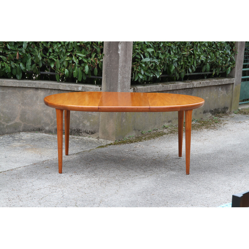 Extendable round table in teak by V.V. Mobler