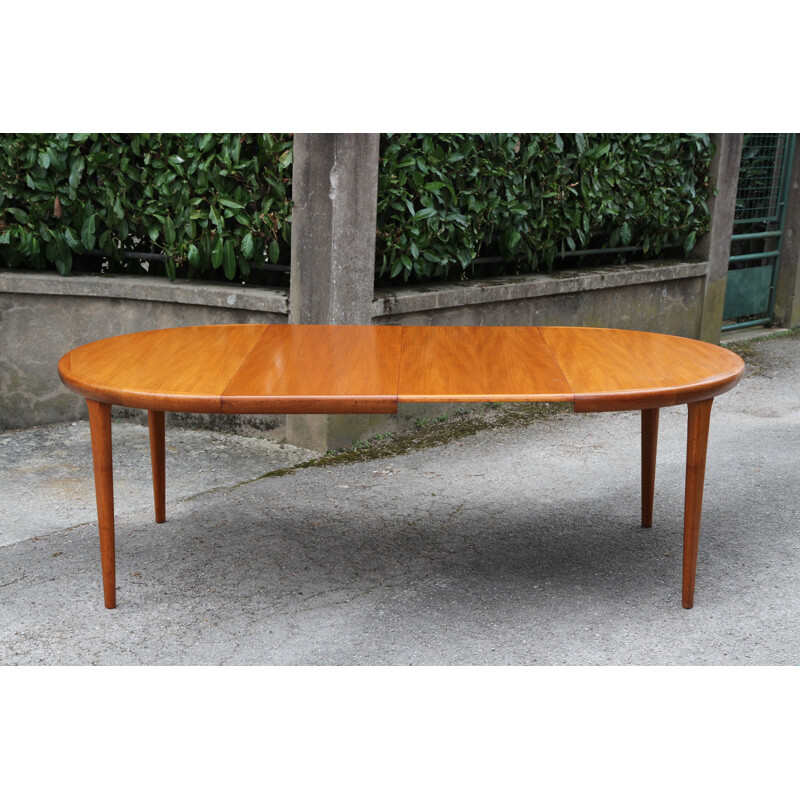 Extendable round table in teak by V.V. Mobler