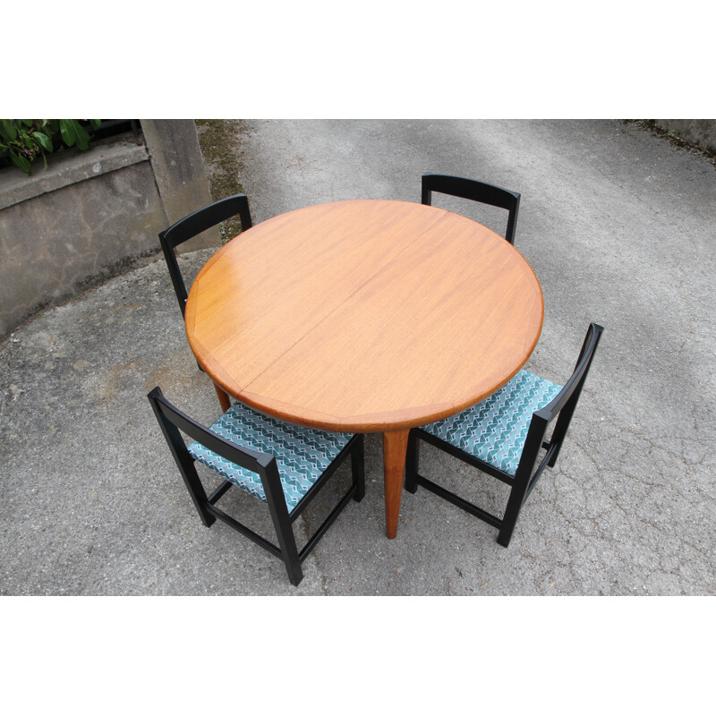 Extendable round table in teak by V.V. Mobler