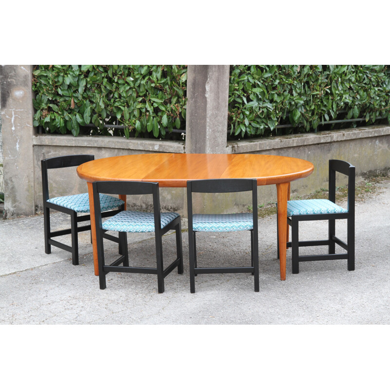 Extendable round table in teak by V.V. Mobler