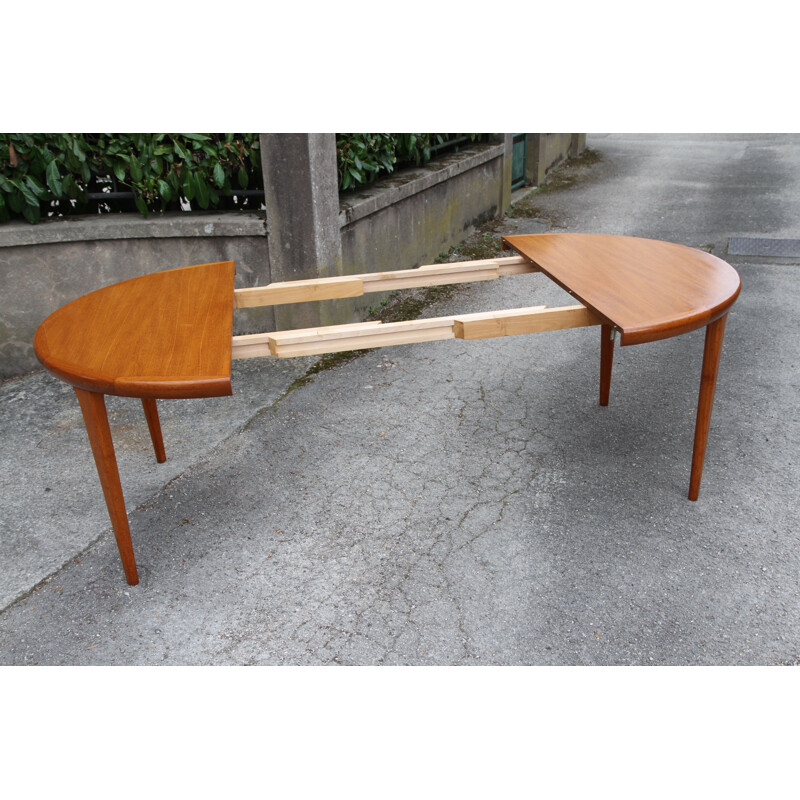 Extendable round table in teak by V.V. Mobler