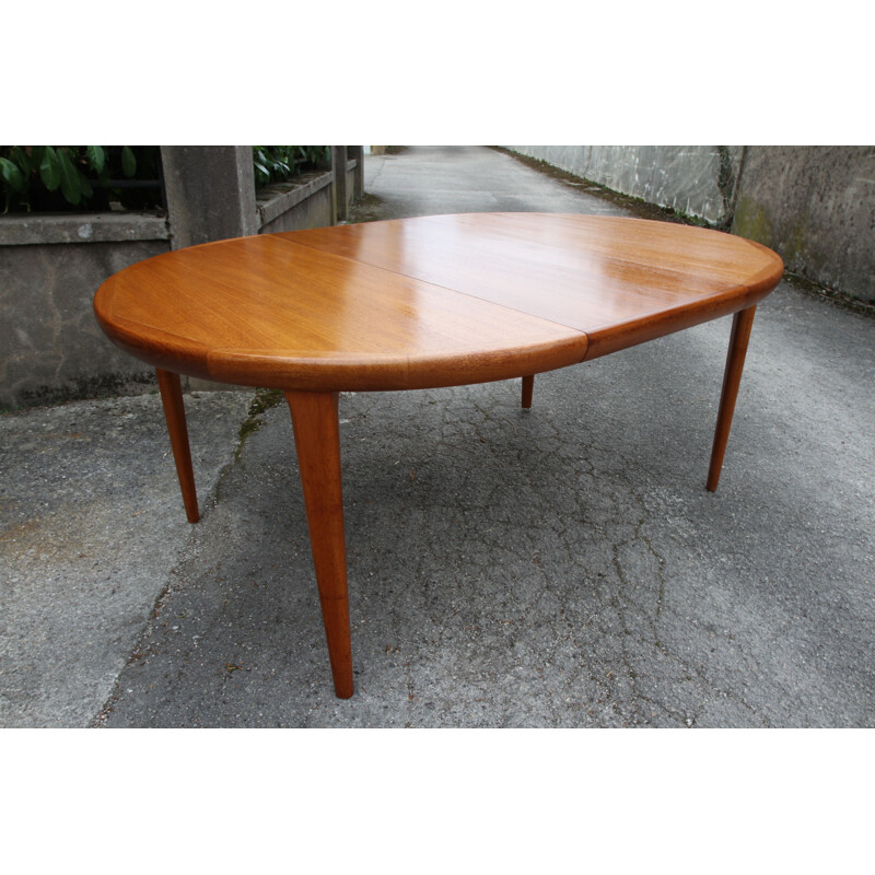 Extendable round table in teak by V.V. Mobler